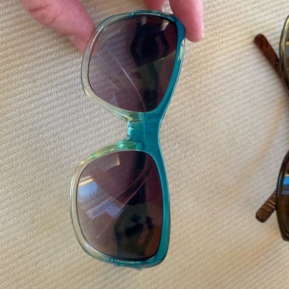 Five pair of sunglasses - Picture 7 of 10